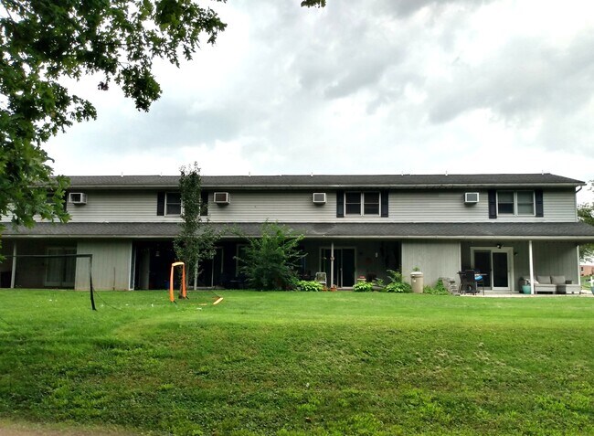 Building Photo - 2860 Fillmore Dr