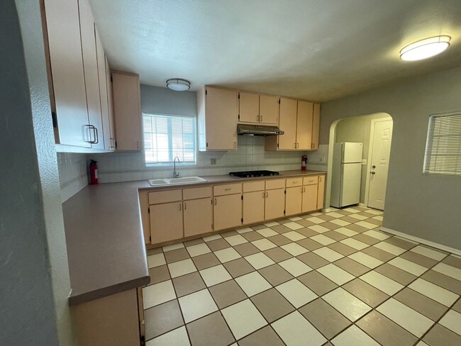 Building Photo - Gorgeous 2 Bedroom Home! Convenient Location!