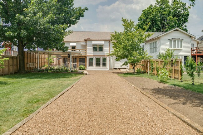 Building Photo - Furnished 3 Bedroom Walkable East Nashvill...