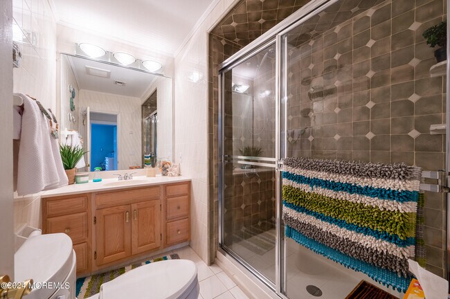 Building Photo - 409 6th Ave