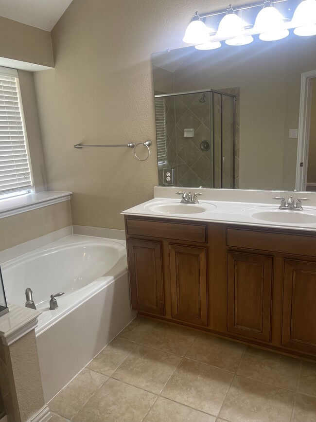 Building Photo - 9317 Jerico Dr