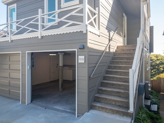 Building Photo - Stunning, Newly Remodeled, Top Floor Flat, Huge Private Deck,  Bay Views, Laundry! Parking! PROGR...