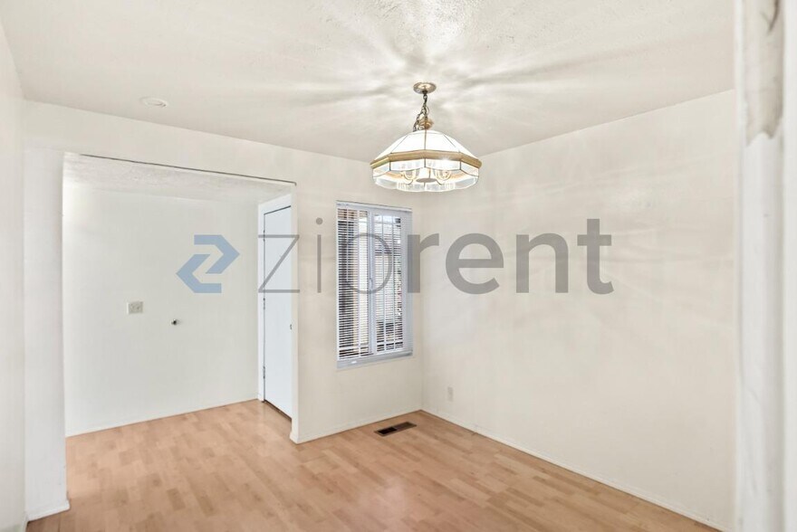 Building Photo - Unit
