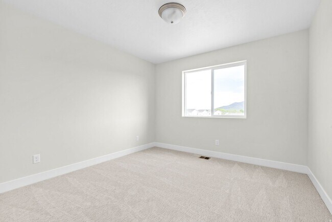 Building Photo - Golf Course Living with Incredible Views and Finished Basement