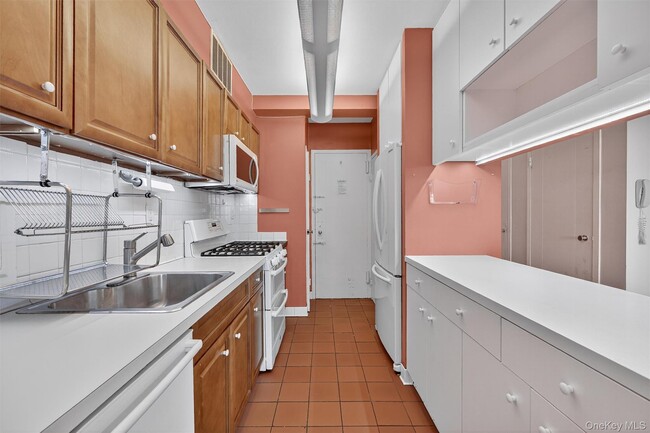 Building Photo - 6 Fordham Hill Oval