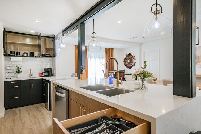 Building Photo - 5021 Libbey Dr