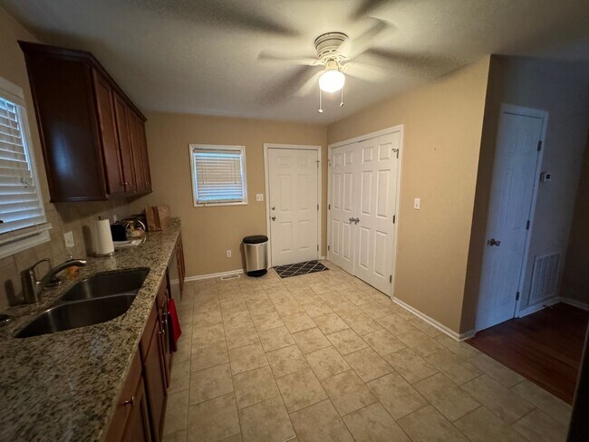 Building Photo - MOVE-IN READY!