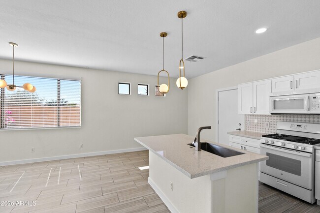 Building Photo - 14369 W Lexington Ave