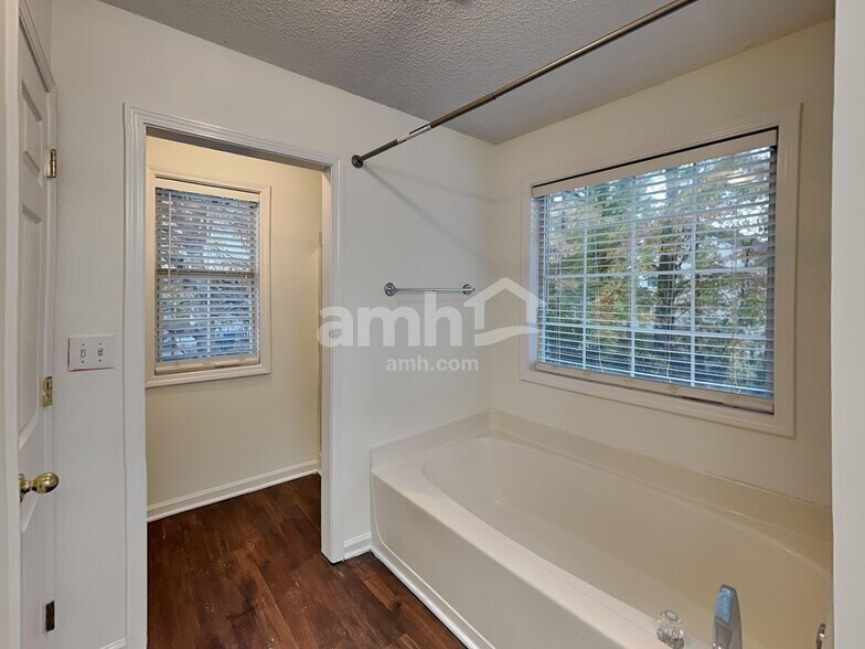 Building Photo - 5705 Wandering Vine Trl SE