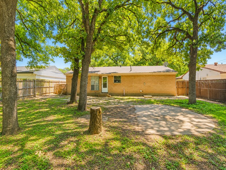 Building Photo - 6811 Marla Dr