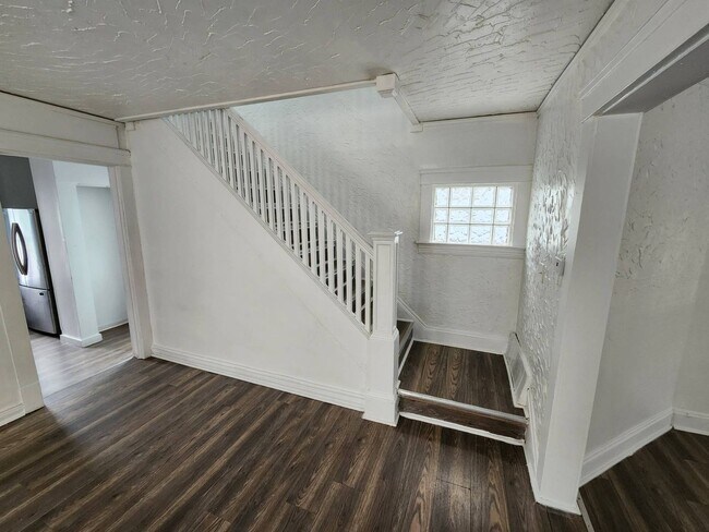 Building Photo - Charming 3-Bedroom Property in Prime Location