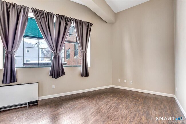 Building Photo - 25 Grand St