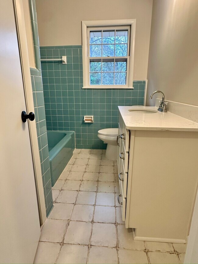 Building Photo - 231 Hillwood Ln