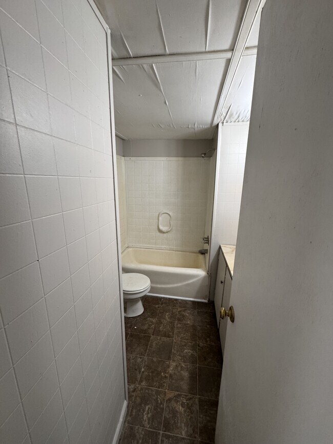 Building Photo - 113 Brent St