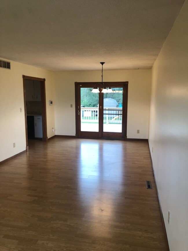 Building Photo - Beautiful Spacious Home