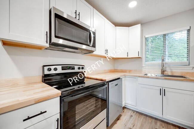 Building Photo - 2323 Green Forest Dr
