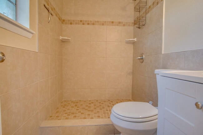 Building Photo - Fully Renovated 3/2 Just Minutes from the ...