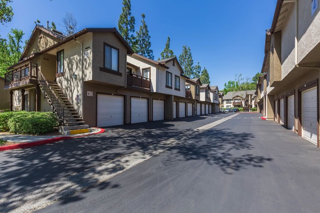 Building Photo - Emerald Court Apartment Homes