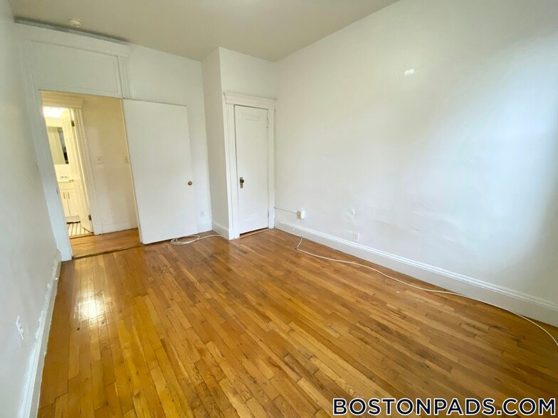 Building Photo - 149 Park Dr