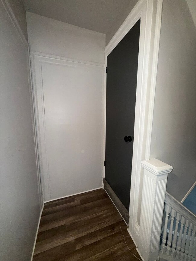 Building Photo - 826 Collins St