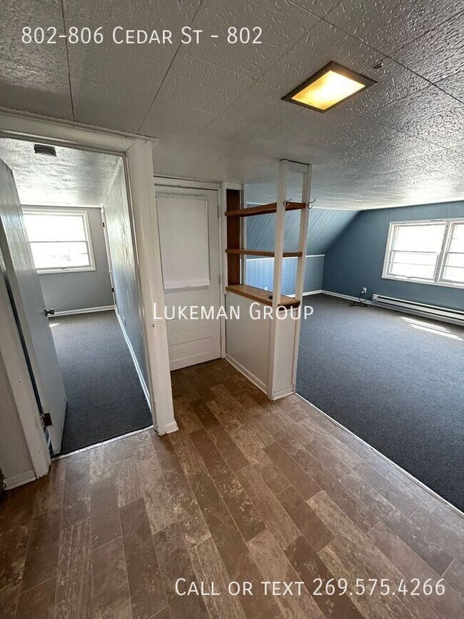Building Photo - 802-806 Cedar St-802