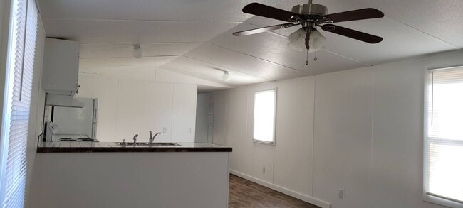 Building Photo - Ready to Move in