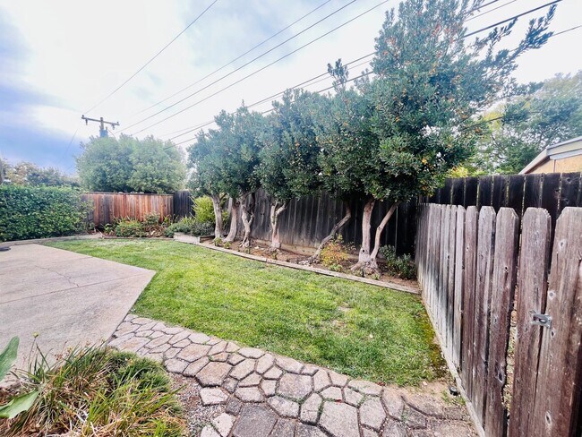 Building Photo - 10344 Vista Dr