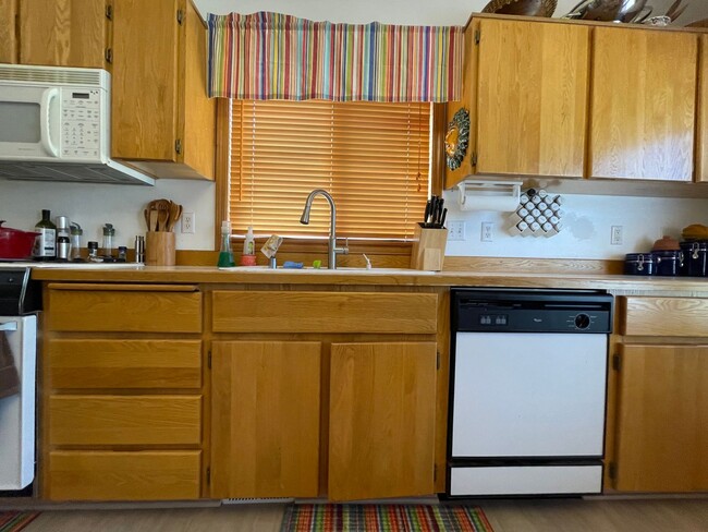 Building Photo - 3-Bedroom Home in Beaverton!