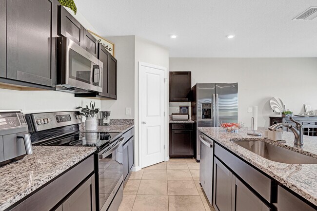 Building Photo - 712 Pomegranate Pl