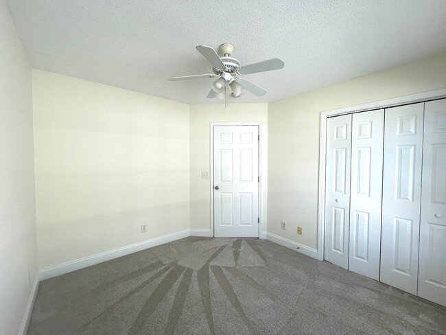 Building Photo - 3 Bedroom, 2.5 Bath Town Home - Large Back...