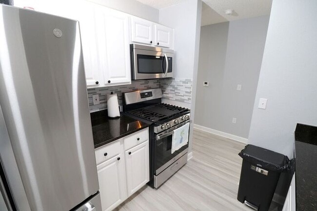 Building Photo - Newly renovated first floor condo! 2 bedrooms