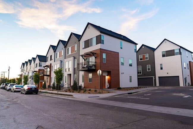 Building Photo - Your Fresh Start Awaits! 4 Weeks Rent Free + $0 Down Deposit OAC | 3 Bed Townhome in South Ogden
