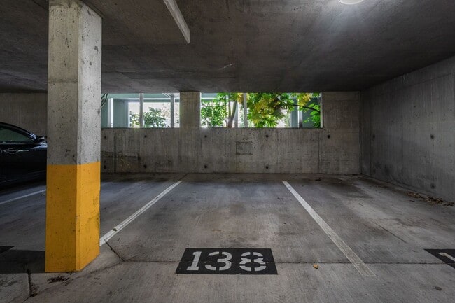 Building Photo - Columbia River View Condo - Hayden Island!