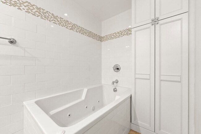 Building Photo - 200 Shearwater Ct W