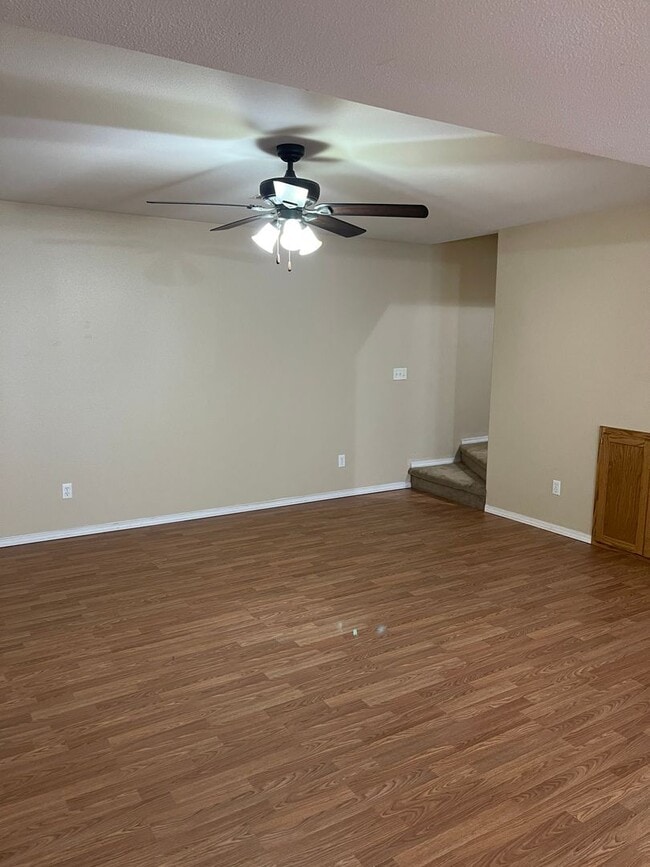 Building Photo - Available November 21st!   6 Month lease