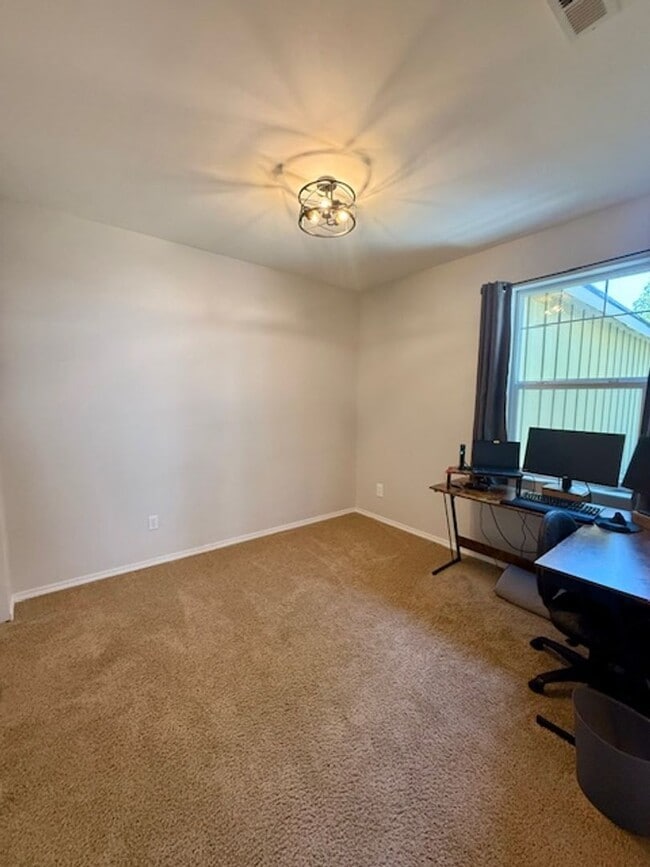 Building Photo - Charming Craftsman Home in SW Bend!