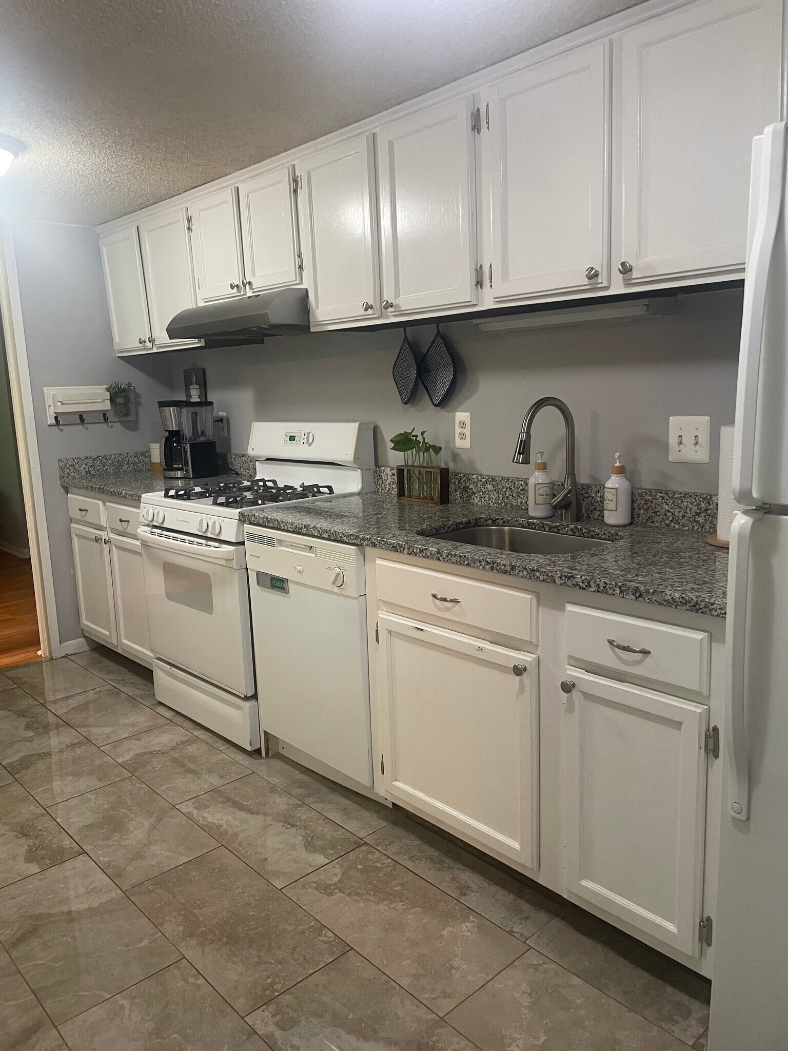 Kitchen - 11818 Breton Ct #11