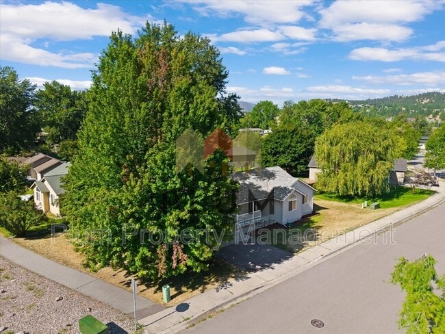 Building Photo - 5449 Golf Dr