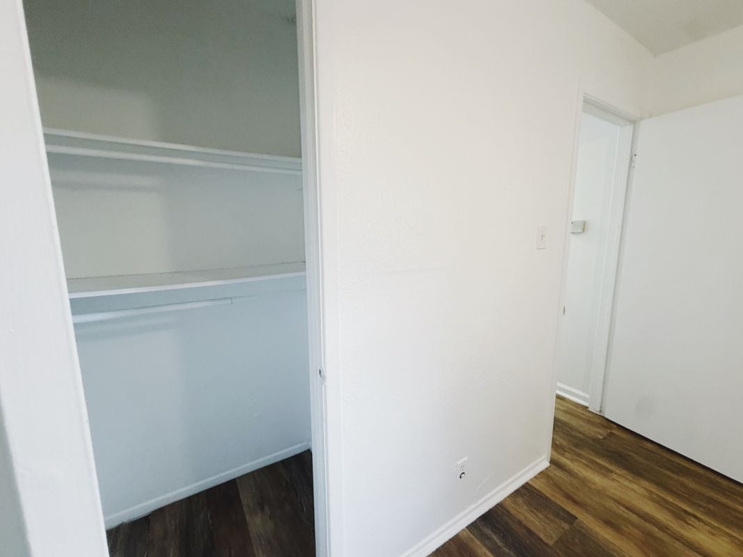 Building Photo - 9906 Hundred Oaks Cir