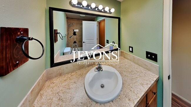 Building Photo - $900 Rent Credit | 3-bedroom single-family home near Randall Park with access to schools, shoppin...