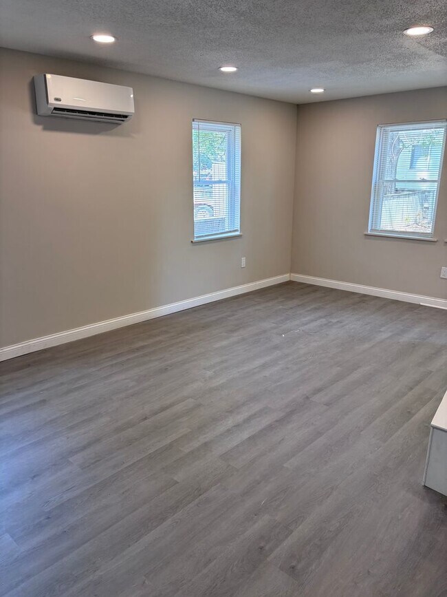 Building Photo - Newly Renovated 2 Bed 1.5 Bath