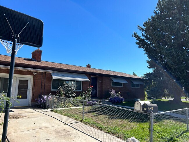Building Photo - Berneau Orem Duplex
