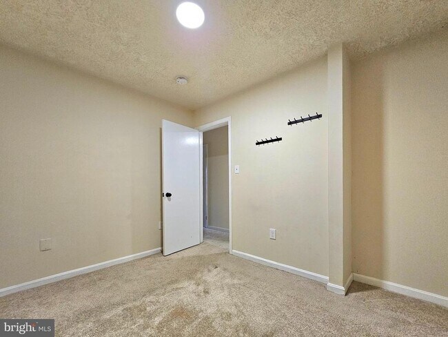Building Photo - 8561 Southlawn Ct