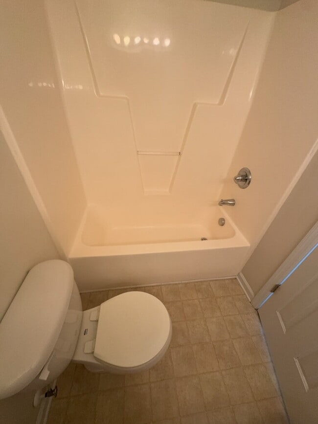 Building Photo - 2005 Banister Loop