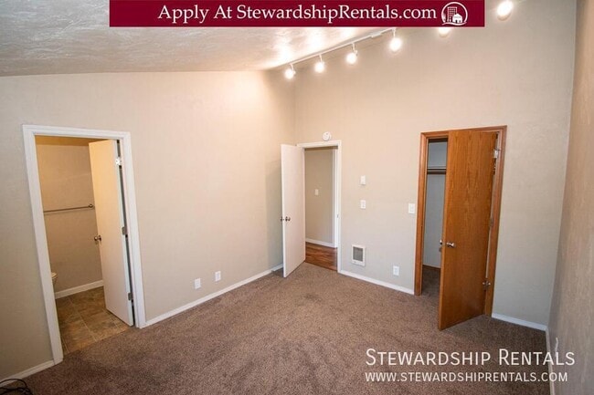 Building Photo - 5051 Forsythia St
