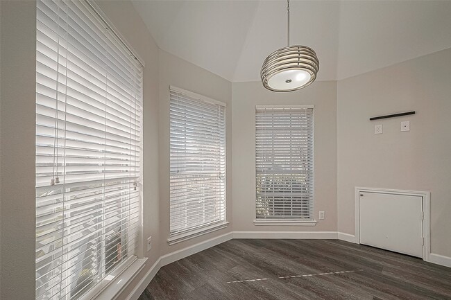 Building Photo - 2323 Pine Cone Dr