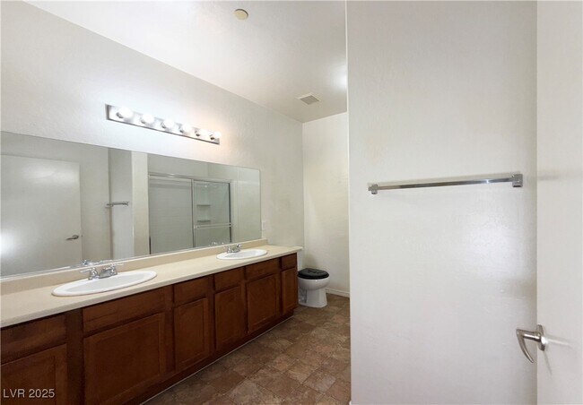 Building Photo - 6868 Sky Pointe Dr