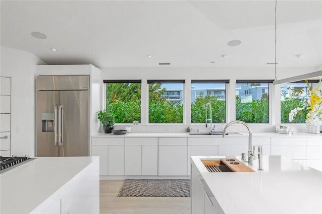 Building Photo - Leschi Waterfront Home