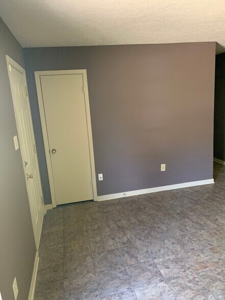 Building Photo - 135 York Dr