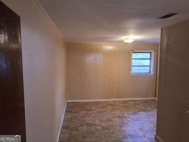 Building Photo - 4748 Sylvan Dr